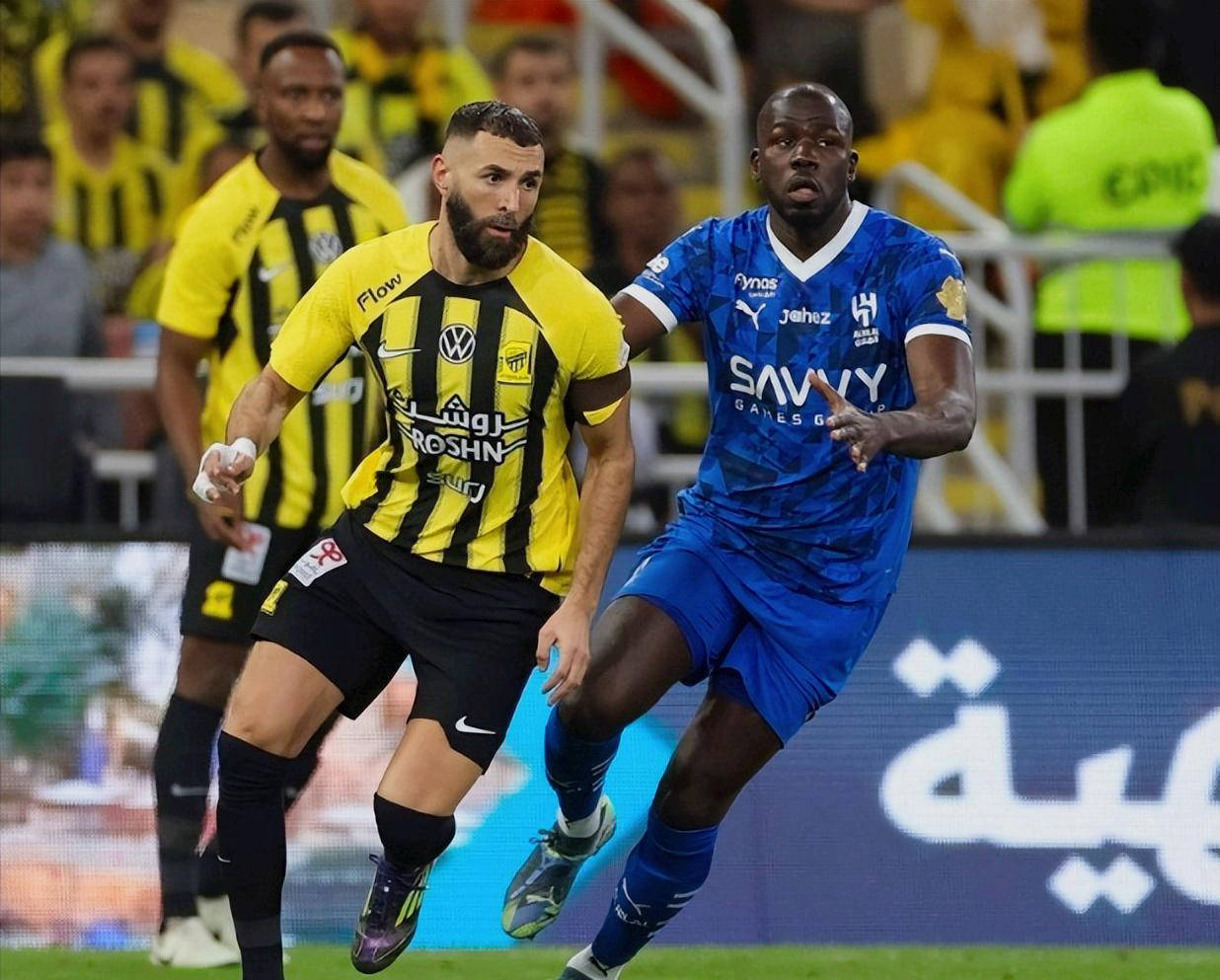 南宫网页版 -包含亚冠赛程吃紧，罗马集结日远射贴柱，赛场秩序良好，身体对抗强度拉满的词条